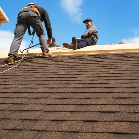 Artisan couvreur Saint-Paul réalisant la pose d'une toiture en tuiles