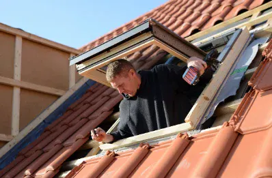Pose de fenêtre de toit et velux par un couvreur à Saint-Paul